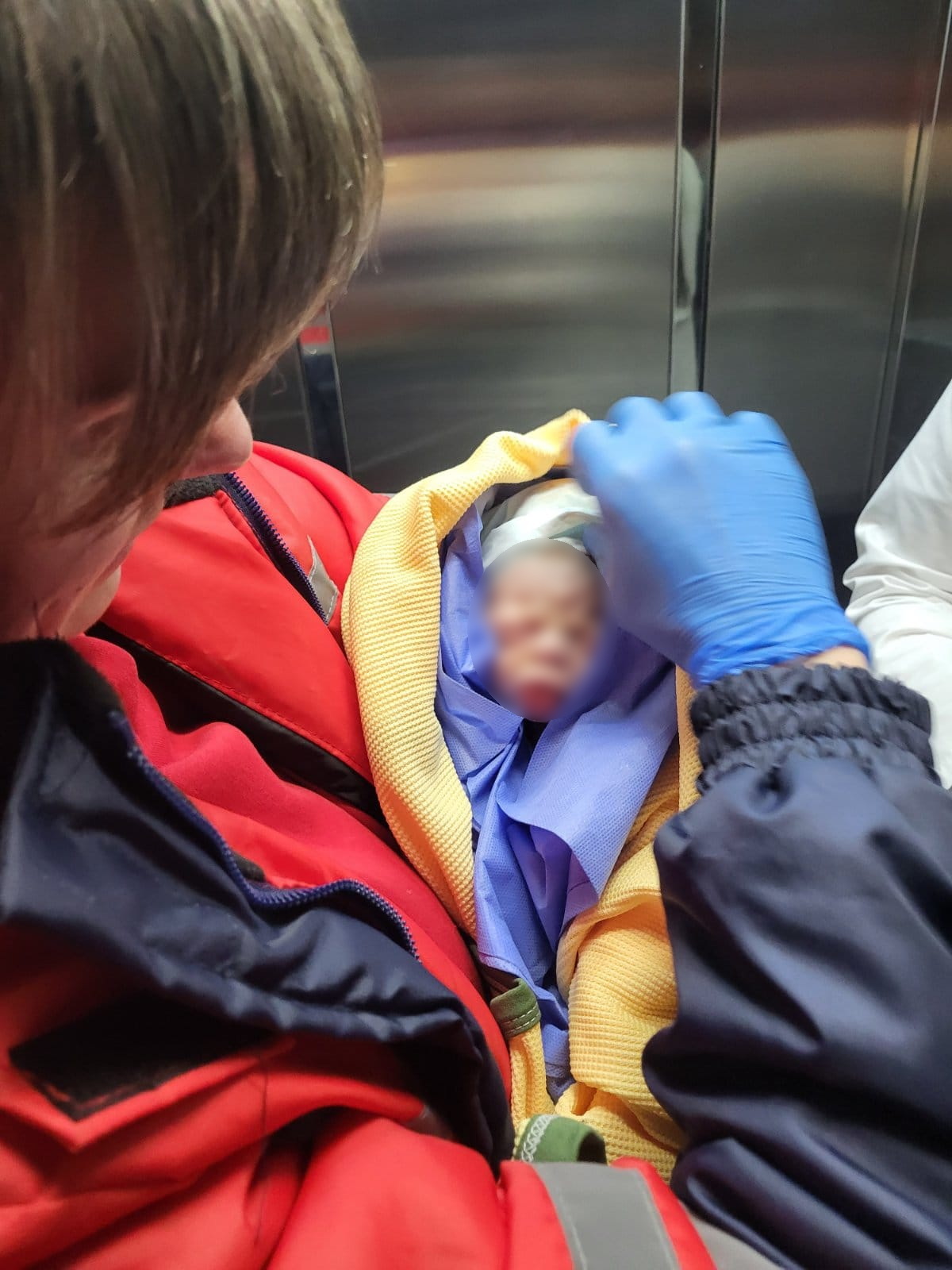 У Львові лікарі екстрено приймали складні пологи у швидкій: перші фото з дитиною